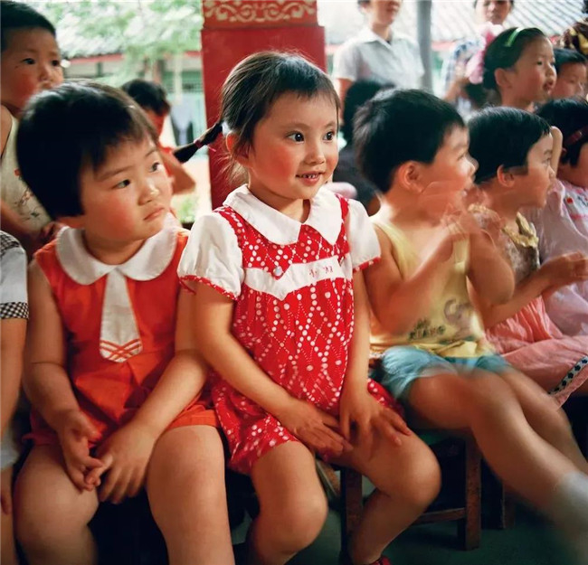 他给1000个中国儿童拍了***好的照片，留住了记忆！