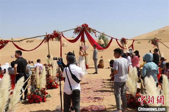 中国第七大沙漠上演首届沙漠婚礼论坛