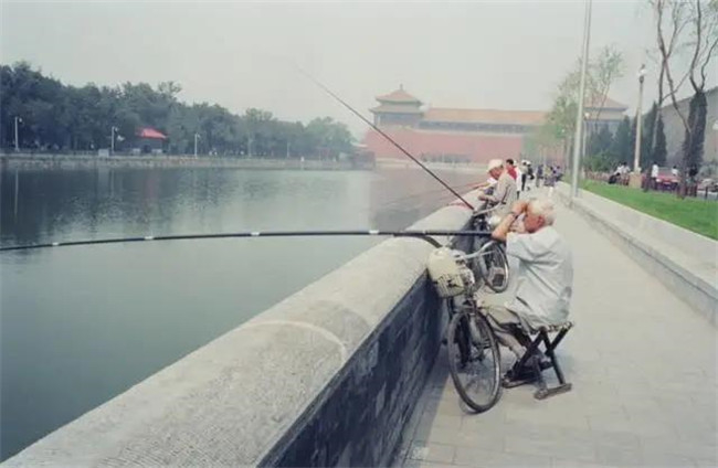 这个日本人花30年拍下中国的珍贵瞬间，曾被怼“不适合干这行”！之后成为摄影界传奇！
