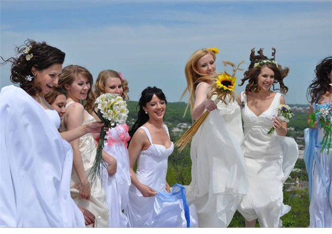 俄罗斯迎来婚礼潮：8月婚纱需求增长58%