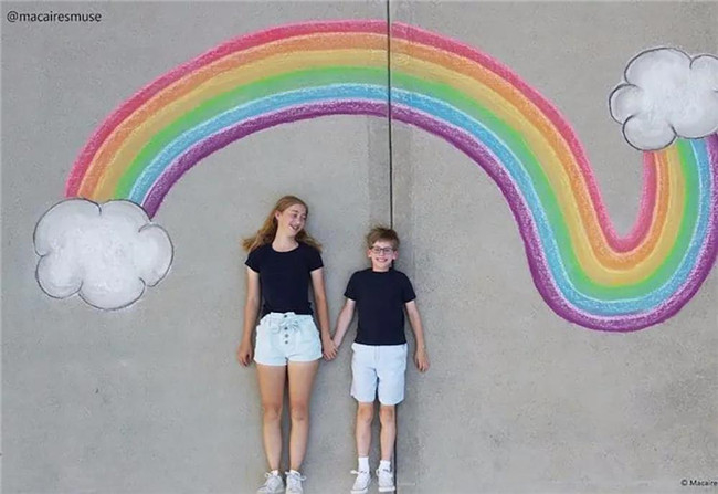 14 岁姐姐用粉笔画带弟弟周游世界 
