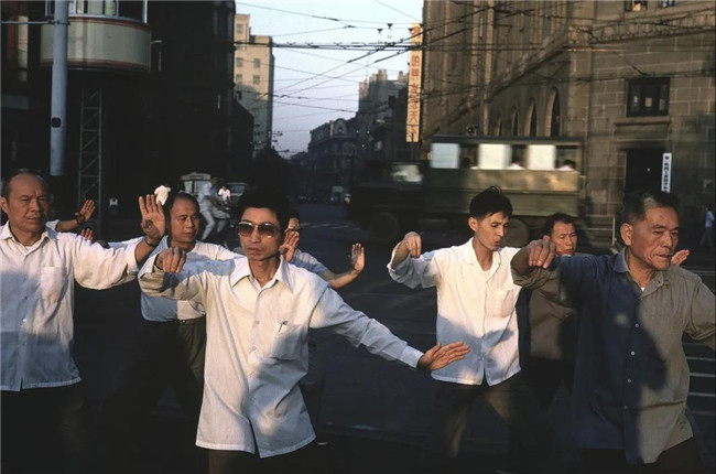 日本摄影师镜头下的80年代！20万张老照片，平淡的画面太打动人，网友：颠覆我的印象！