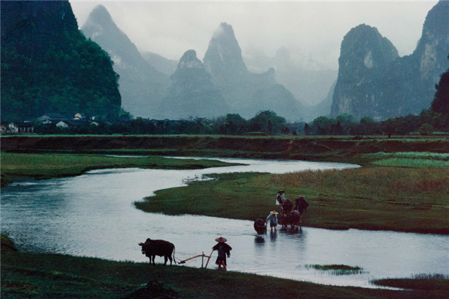 马格南摄影师布鲁诺·巴贝去世：用照片捕捉中国半个世纪里的颜色