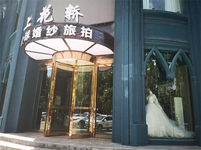 郑州知名摄影店“跑路”？顾客婚纱照还没拿到，店却关门了