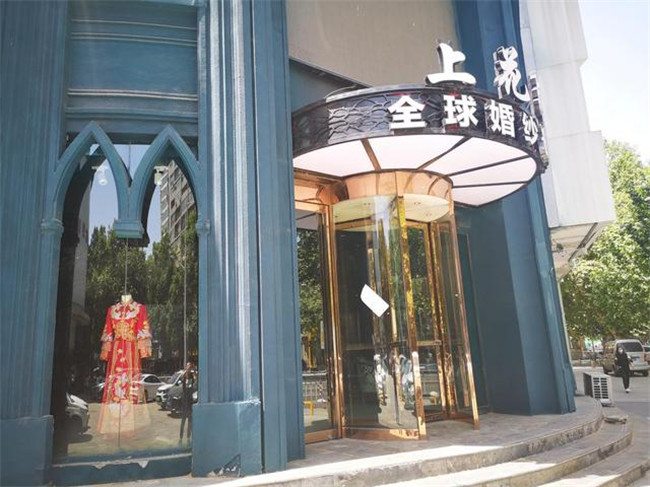 郑州知名摄影店“跑路”？顾客婚纱照还没拿到，店却关门了