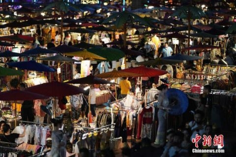 云南西双版纳：民族风情“旅拍”拉动夜市经济