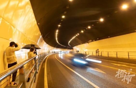 杭州万松岭隧道 不分白天黑夜有年轻人来拍婚纱照、写真……甚至有人走上机动车道 太危险了！