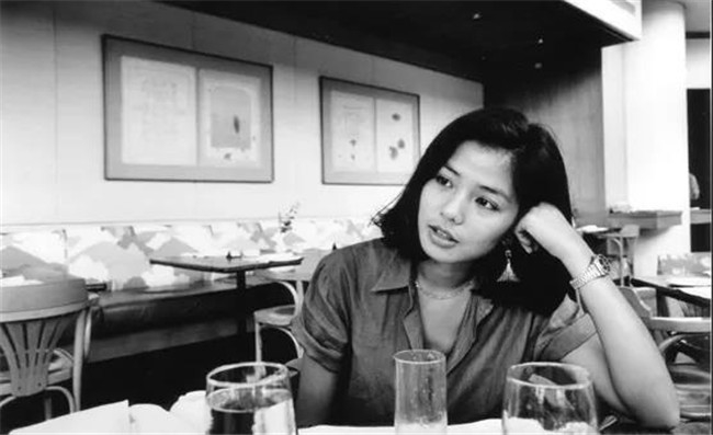 成龙沉思、林青霞卸妆…她记录了真实的香港电影人