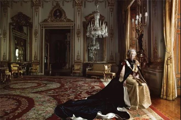 让黛咪·摩尔脱掉衣服 也让英国女王“摘掉王冠”的摄影师