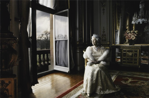 让黛咪·摩尔脱掉衣服 也让英国女王“摘掉王冠”的摄影师