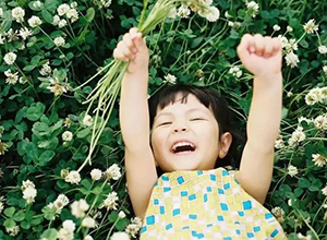 最新影楼资讯新闻-日本摄影老爸拍的女儿私房照引50万网友围观：这才是向往的生活！