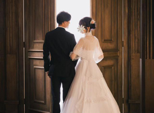 最新影楼资讯新闻-日本网友婚礼因疫情一延再延，巧手自制婚纱发布上网，获9万多赞