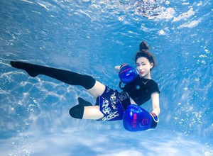 最新影楼资讯新闻-济南水下摄影师：每天泡水里3小时、拍一组“水下芭蕾”2000多元