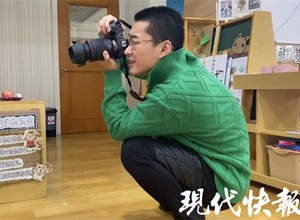 最新影楼资讯新闻-暖心！男幼师变身“摄影师”为萌娃拍新年大片