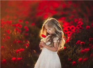 最新影楼资讯新闻-摄影师妈妈拍摄的女儿与花，美得让人窒息！