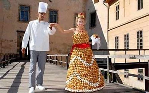 乌克兰面包师为妻子打造的蛋糕婚纱