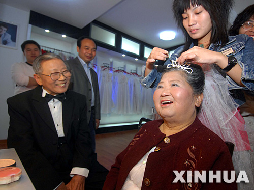 4月30日，88岁的老劳模庄汉槎（左）与妻子准备拍摄金婚照。