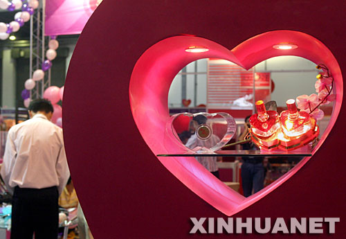 8月3日，为期3天的“2007中国(上海)婚博会”在上海光大会展中心开幕。本次婚博会展示了婚纱摄影、婚纱礼服、婚礼服务策划、婚宴酒店等全方位的结婚消费产品和服务。这是婚博会上展出的婚宴用酒。 新华社记者刘颖摄 