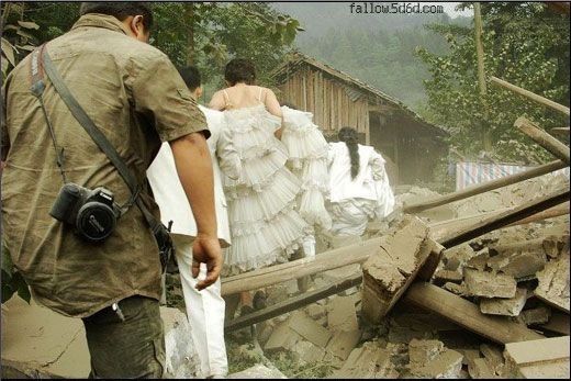 汶川地震中的婚纱照 见证百年教堂被震毁!